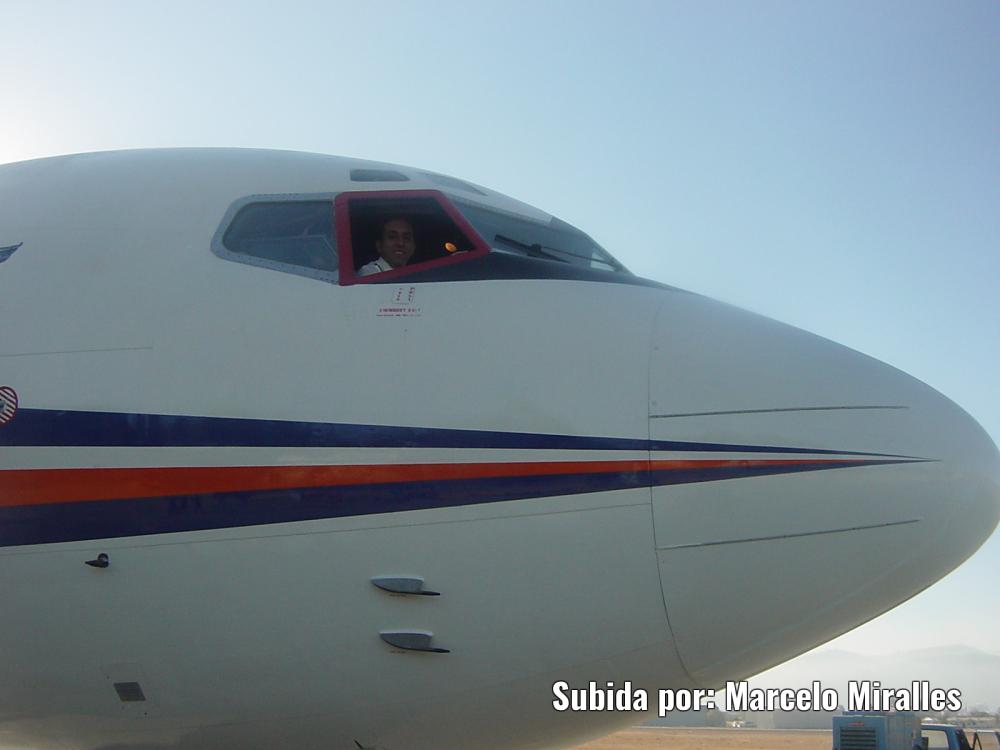 Marcelo Miralles en la cabina del Boeing 727 del Lloyd Aéreo Boliviano.